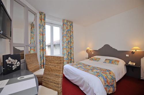 Hotel Logis Le Bourbon Yssingeaux المظهر الخارجي الصورة