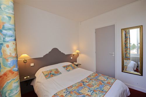 Hotel Logis Le Bourbon Yssingeaux المظهر الخارجي الصورة