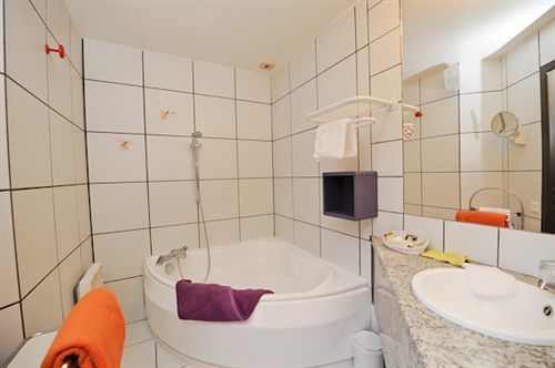 Hotel Logis Le Bourbon Yssingeaux المظهر الخارجي الصورة