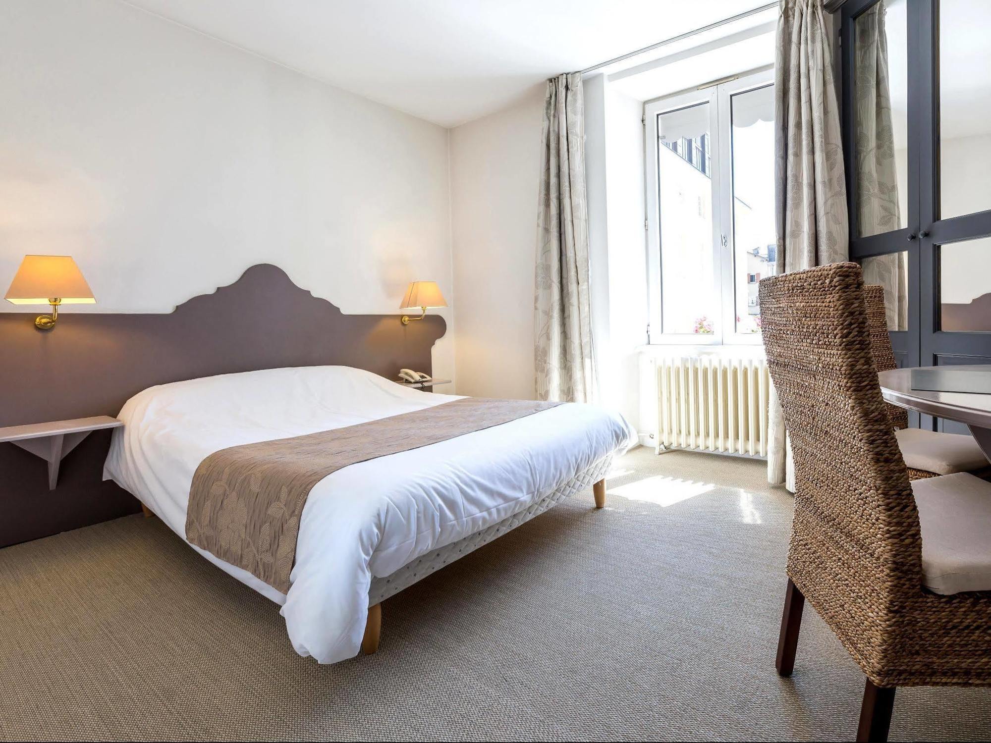 Hotel Logis Le Bourbon Yssingeaux المظهر الخارجي الصورة
