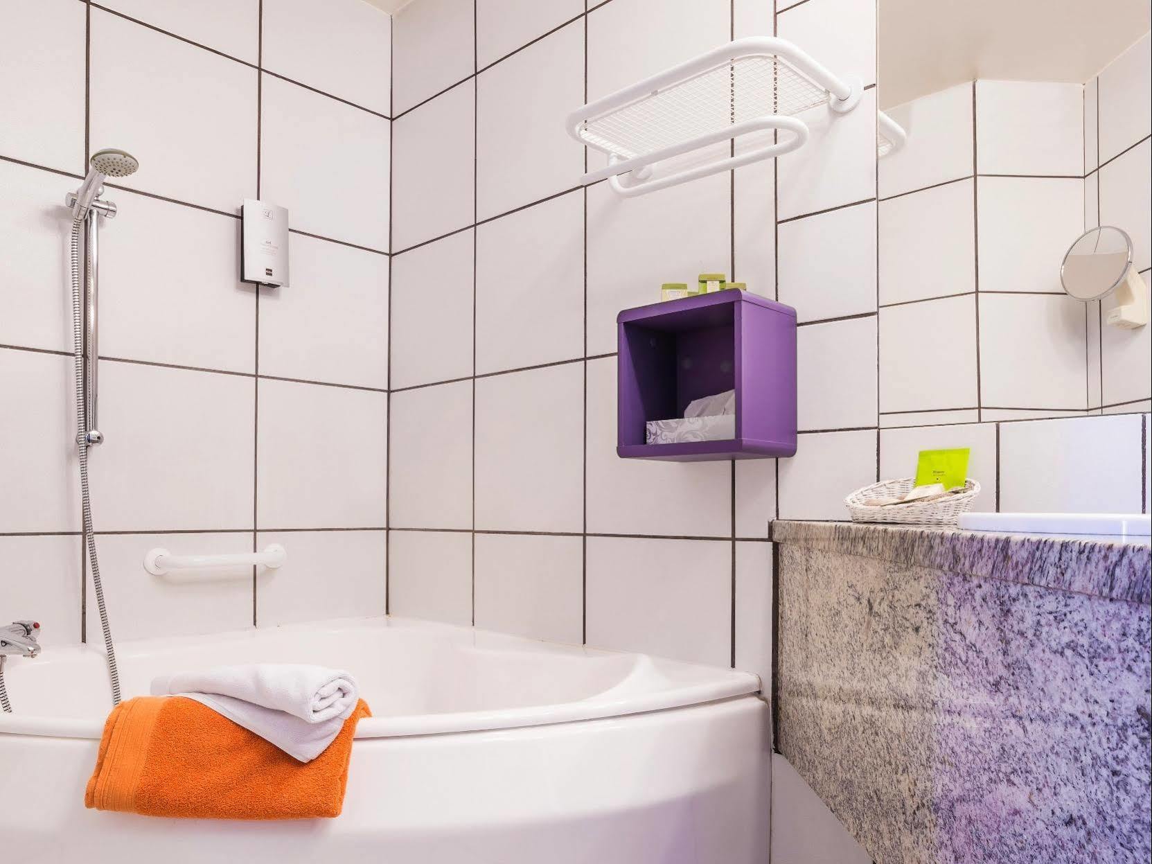 Hotel Logis Le Bourbon Yssingeaux المظهر الخارجي الصورة